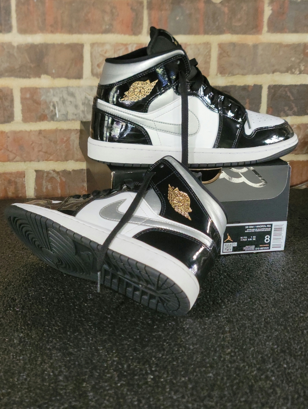 Nike Air Jordan 1 Mid SE "Black/White/Metallic Silver/Metallic Gold" Wmns 9.5